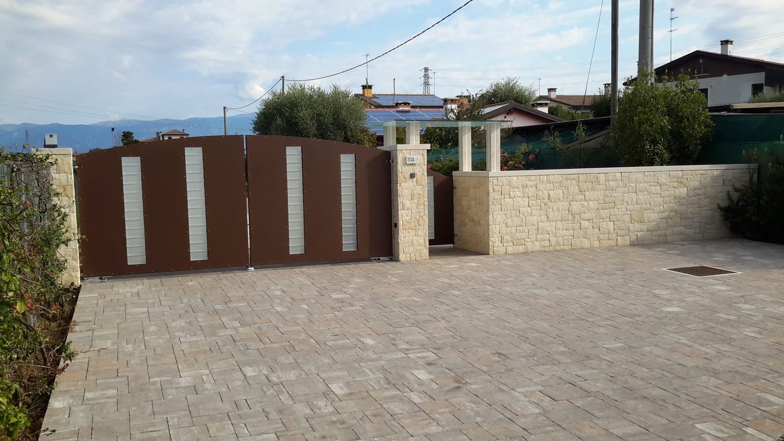 Ingresso e recinzione in pietra naturale