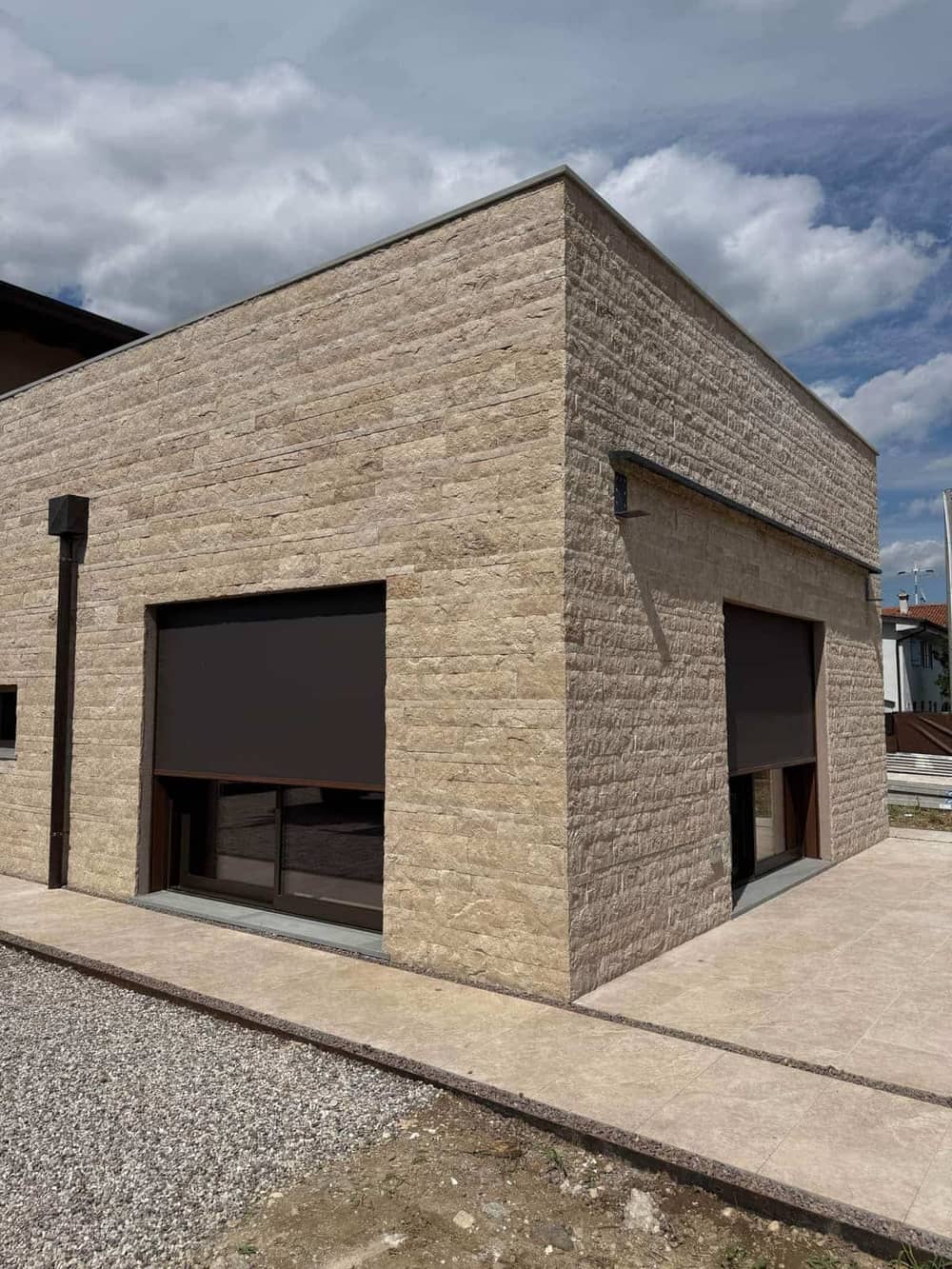 Posa in corso di rivestimento in pietra naturale su una facciata