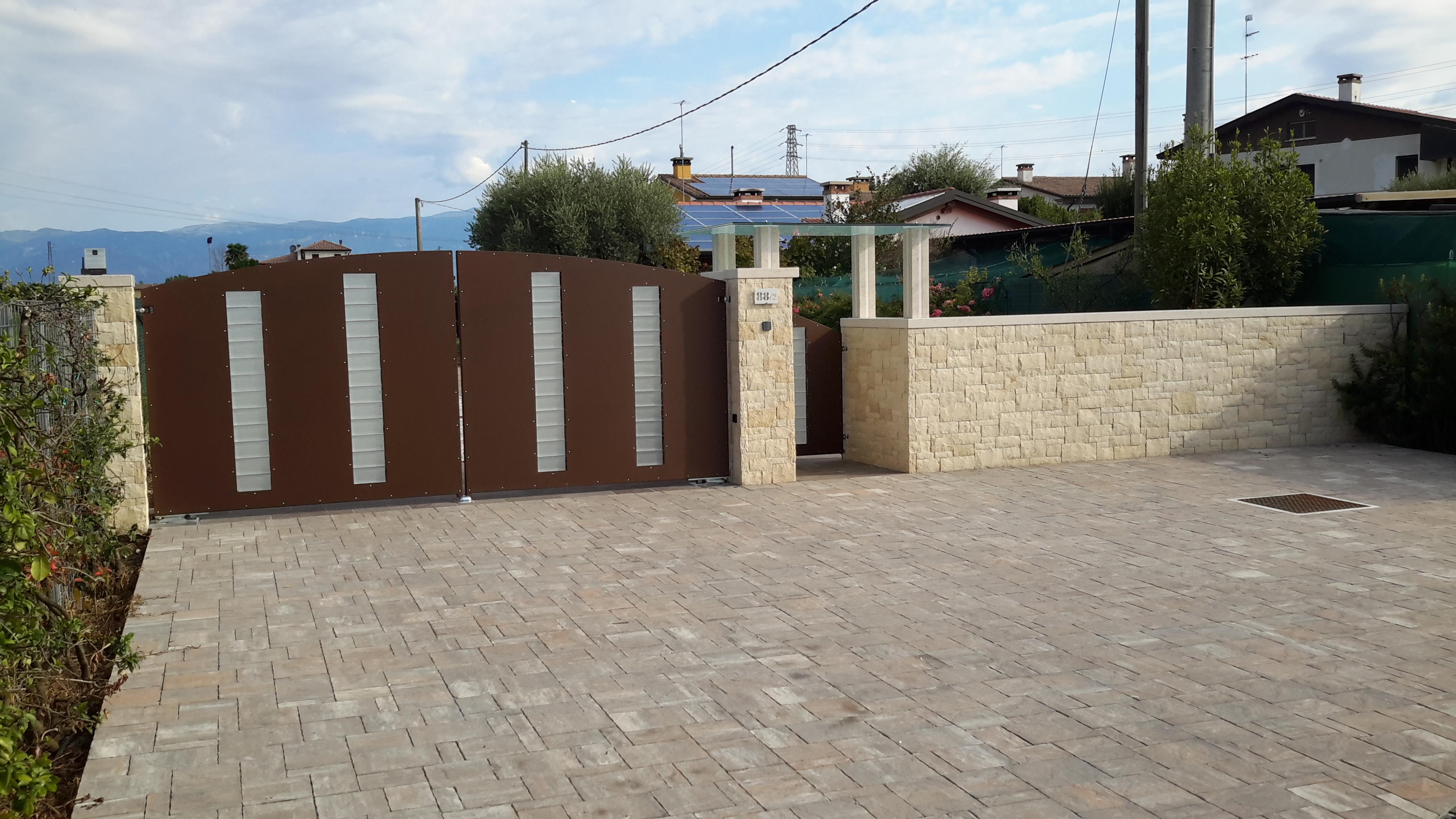 Ingresso e recinzione in pietra naturale